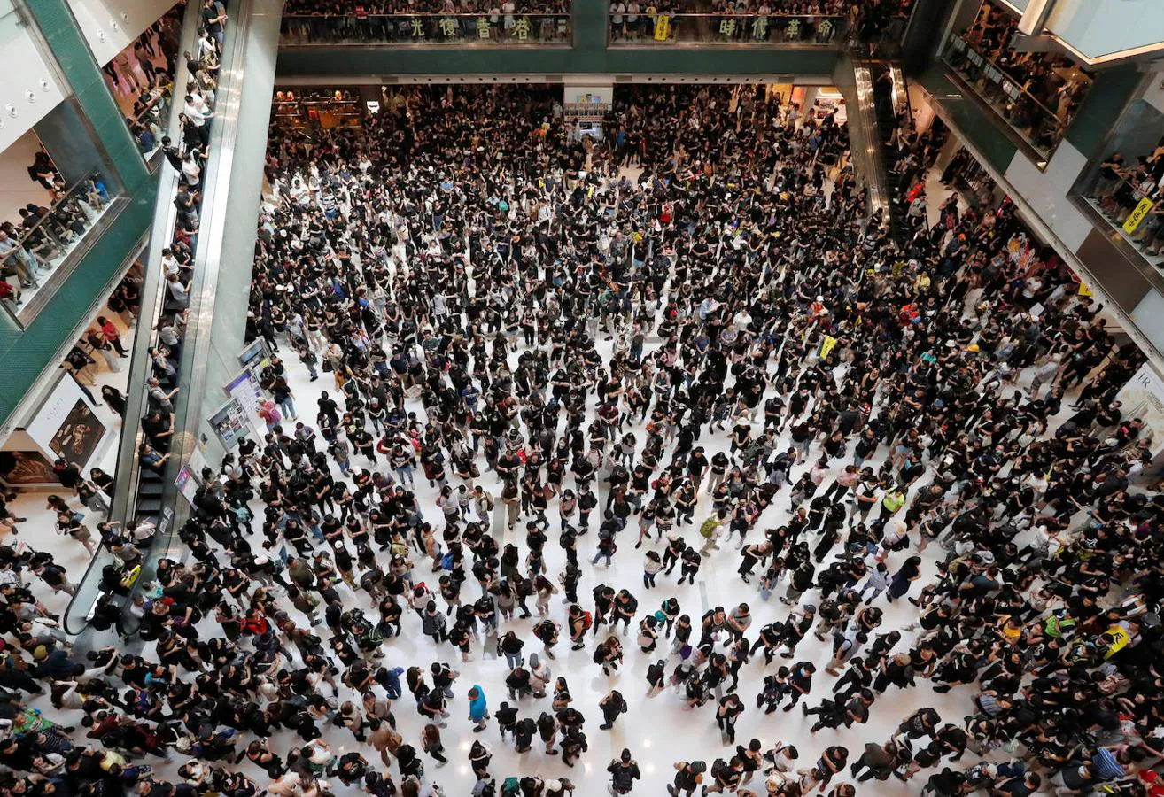 Después de las manifesaciones a las que acudieron más de 100.000 personas el domingo, el movimiento de las 'Tres Huelgas' paralizó Hong Kong este lunes.