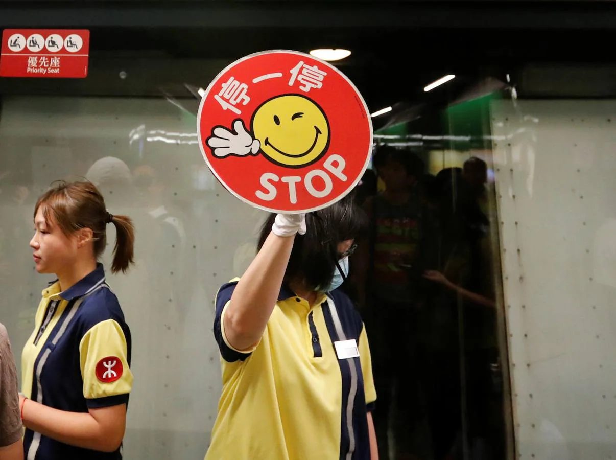 Después de las manifesaciones a las que acudieron más de 100.000 personas el domingo, el movimiento de las 'Tres Huelgas' paralizó Hong Kong este lunes.