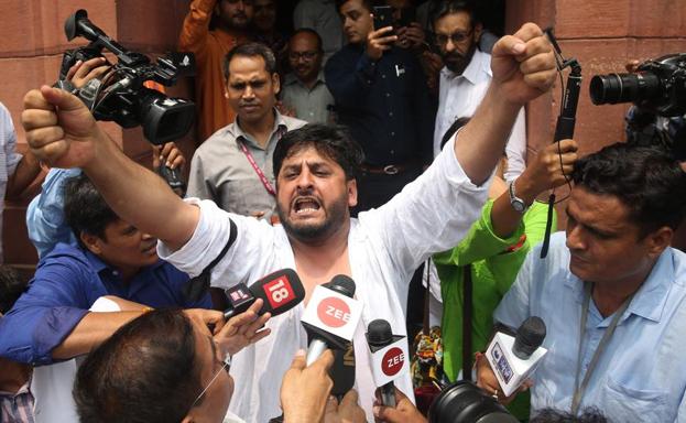 Fayaz Ahmad Mir, miembro del Parlamento que representa al estado de Jammu y Cachemira, protesta a la salida de la cámara en Nueva Delhi.