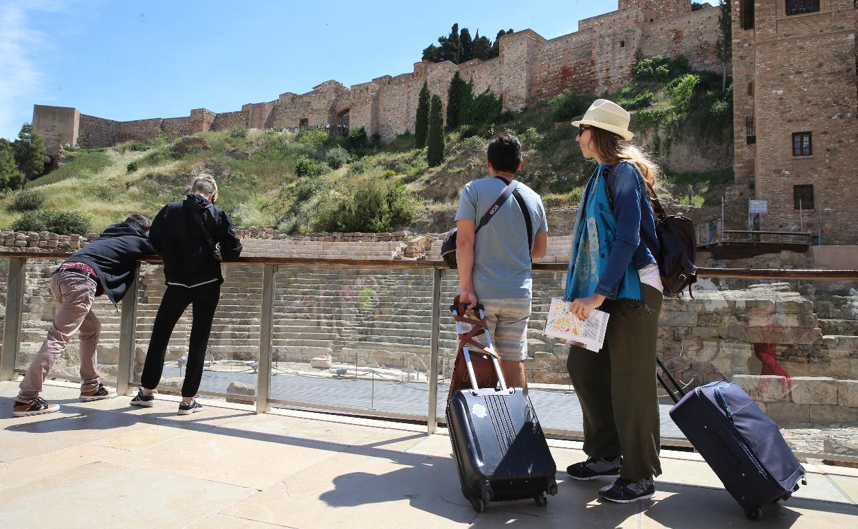 Turistas en el mirador de calle Alcazabilla al Teatro Romano.