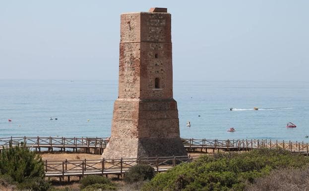 Imagen principal - Arriba, Torre de los Ladrones. Abajo, sendero sobre pasarelas de madera y cartel indicativo de la ruta de senderismo.