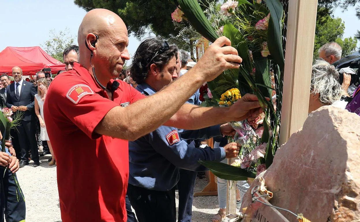 Josep Pallàs participa en el homenaje que se rindió el 21 de julio a los bomberos muertosen el incendio de Horta de Sant Joan.