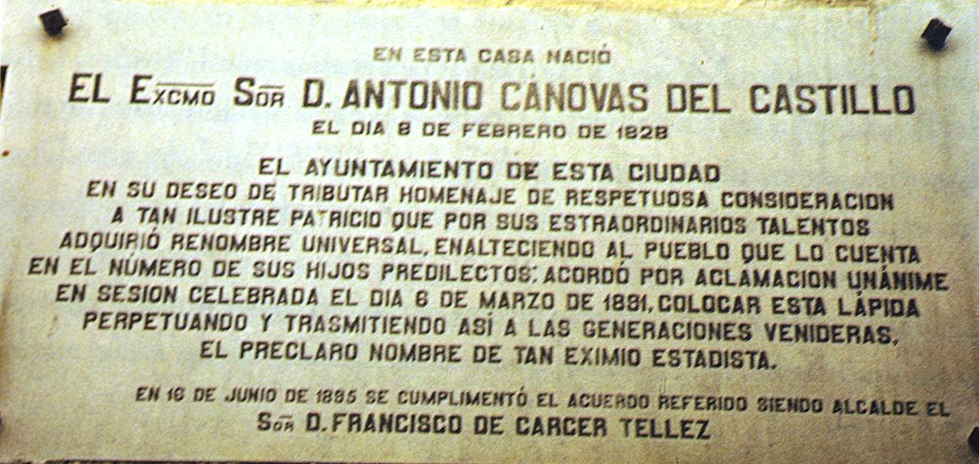 Lápida situada en la casa natal de Cánovas del Castillo.