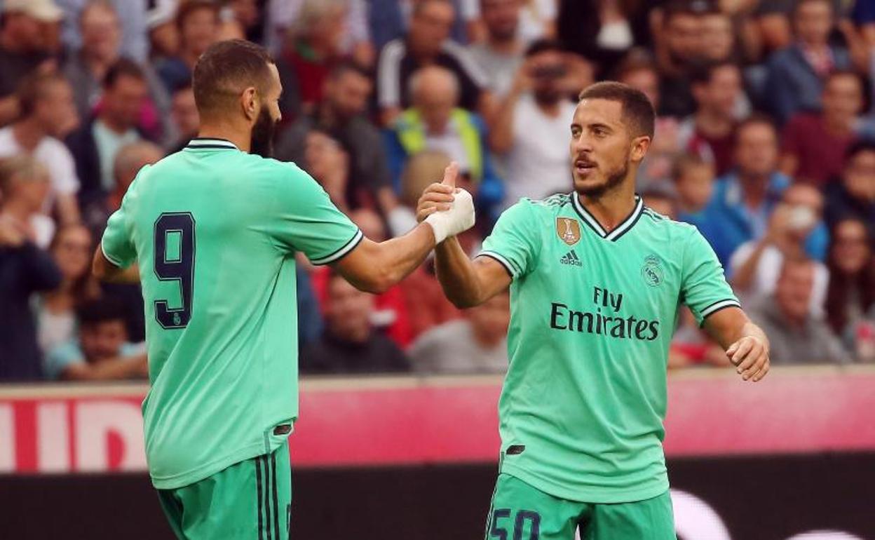 Benzema y Hazard celebran el gol que le dio la victoria al Real Madrid. 