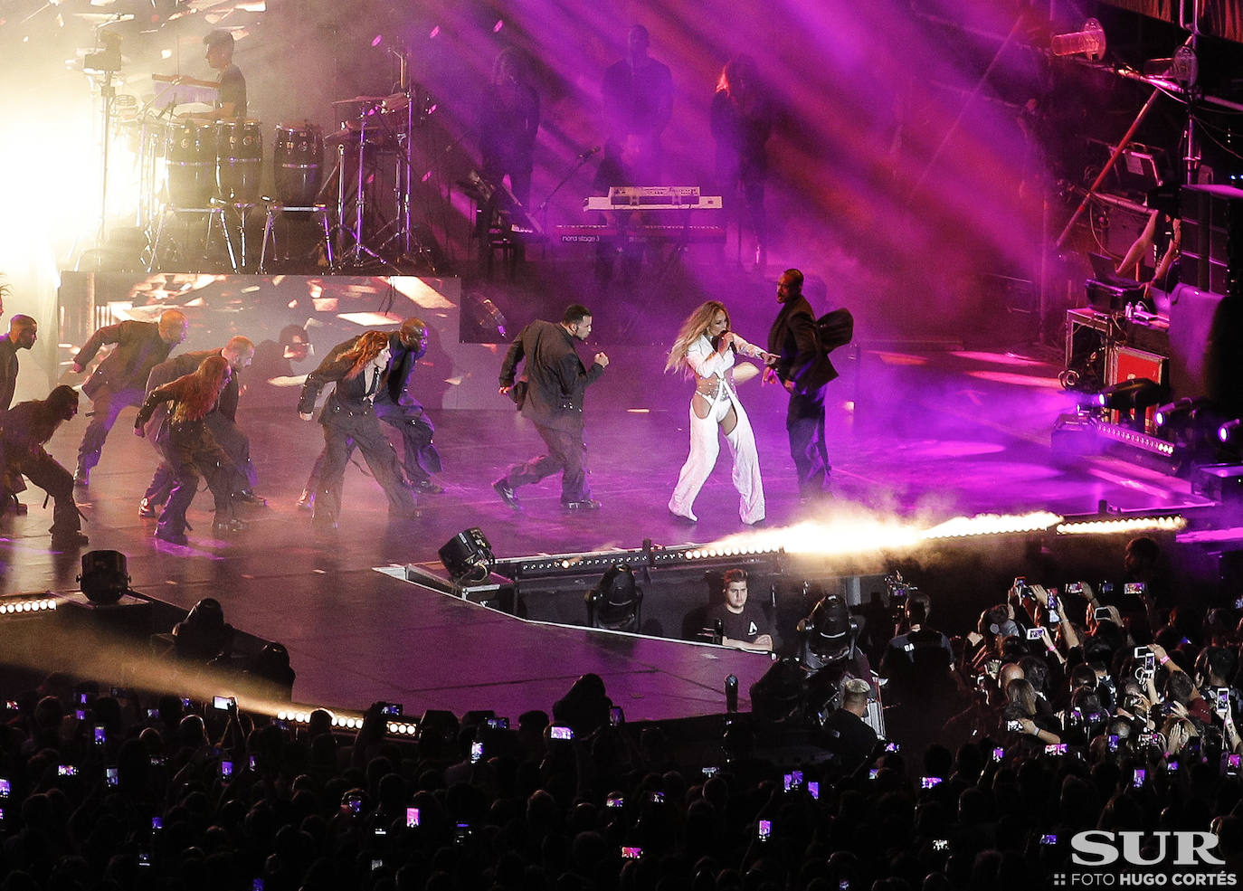 La estrella internacional da su único concierto en Europa este año en la localidad malagueña ante miles de seguidores.