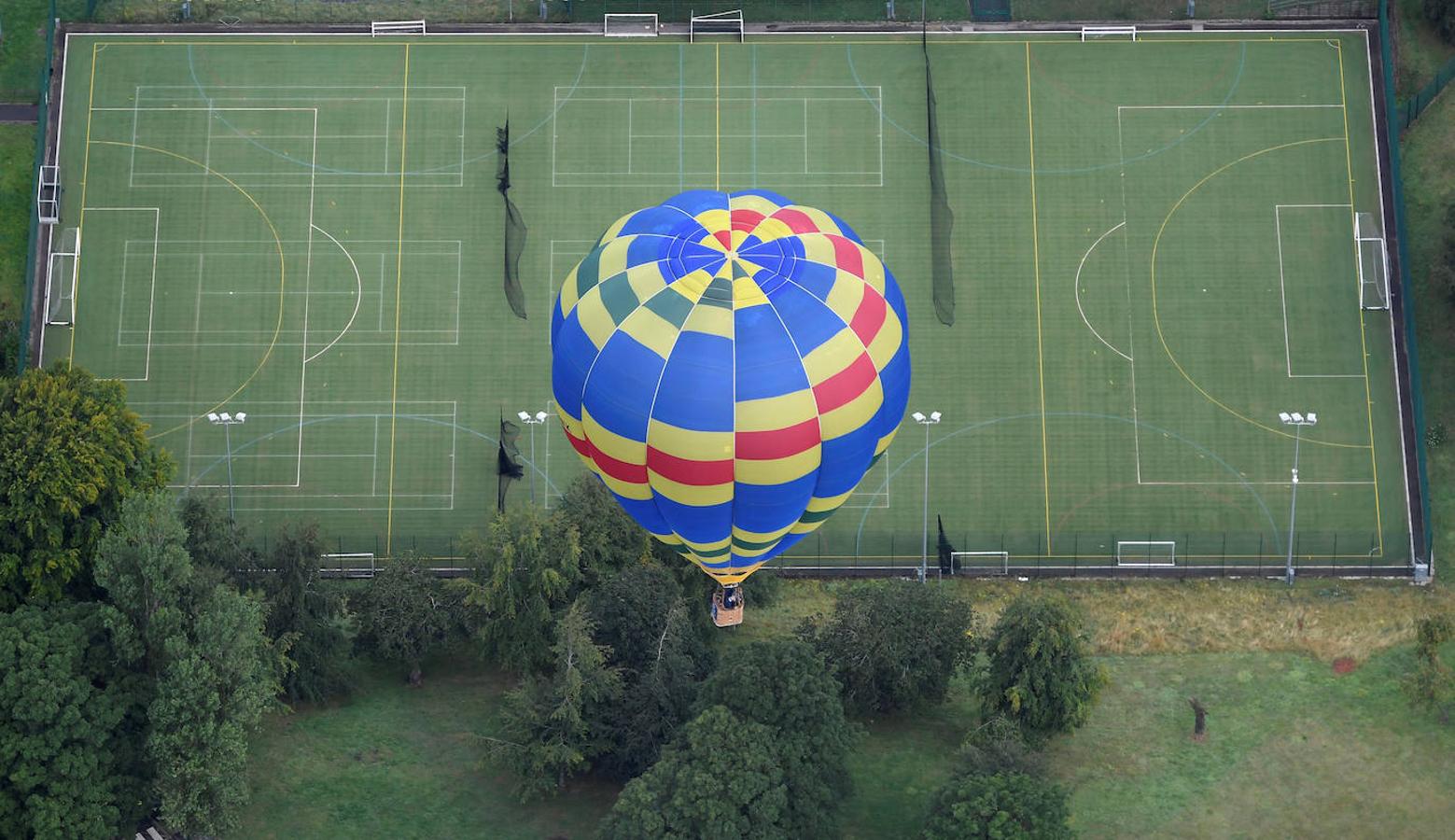 Un ascenso masivo de globos aerostáticos ha cubierto el cielo de Bristol con motivo del festival anual.