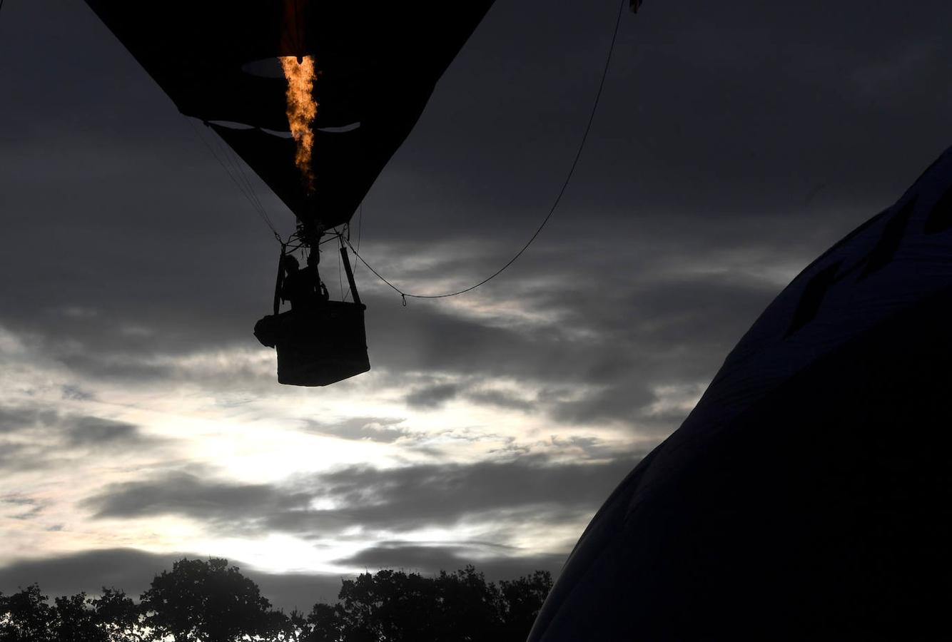 Un ascenso masivo de globos aerostáticos ha cubierto el cielo de Bristol con motivo del festival anual.