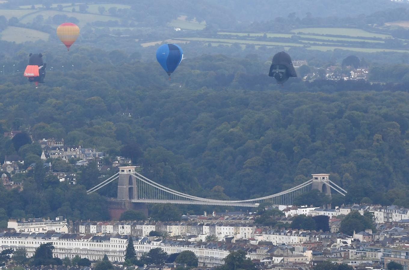 Un ascenso masivo de globos aerostáticos ha cubierto el cielo de Bristol con motivo del festival anual.