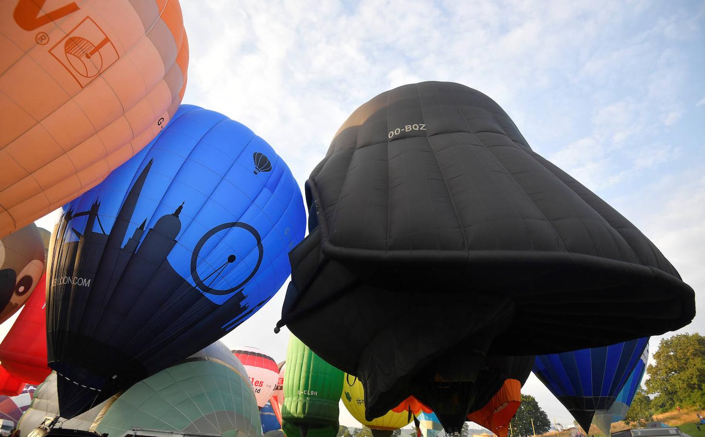 Un ascenso masivo de globos aerostáticos ha cubierto el cielo de Bristol con motivo del festival anual.