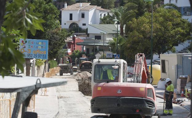 Operarios trabajando por la tarde el pasado miércoles en Cerrado de Calderón. 