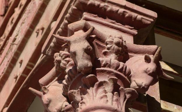 Uno de los detalles decorativos de las columnas. 