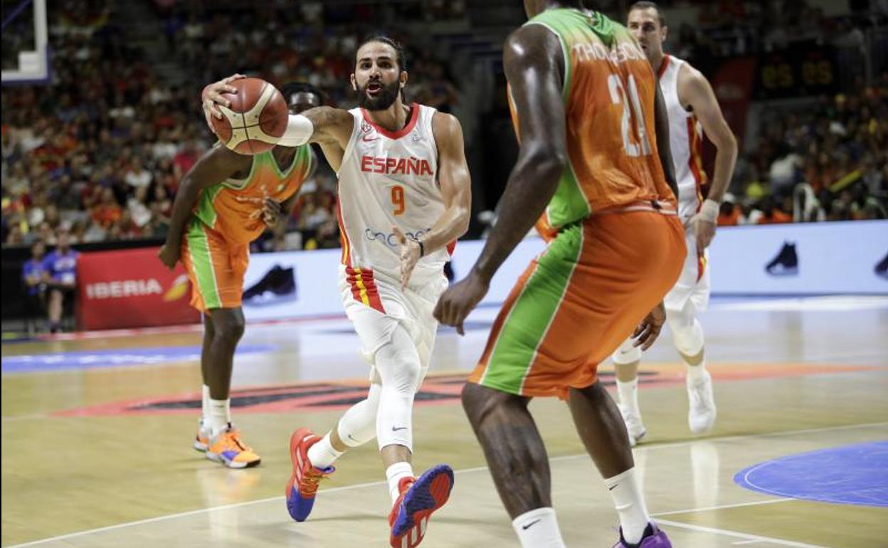 España pone el espectáculo en el Carpena (79-62)