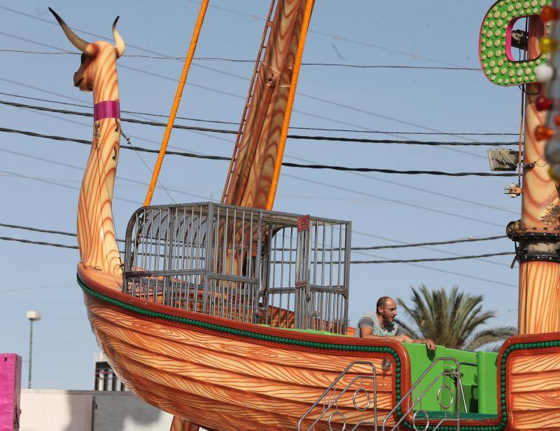 Feriantes, operarios municipales y de contratas y peñistas llevan semanas afanados en poner a punto todos los elementos que conforman esa ciudad efímera que es el Real de Cortijo de Torres.