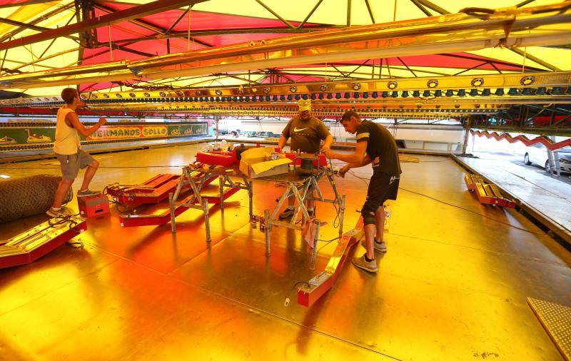 Feriantes, operarios municipales y de contratas y peñistas llevan semanas afanados en poner a punto todos los elementos que conforman esa ciudad efímera que es el Real de Cortijo de Torres.