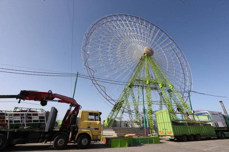 Feriantes, operarios municipales y de contratas y peñistas llevan semanas afanados en poner a punto todos los elementos que conforman esa ciudad efímera que es el Real de Cortijo de Torres.