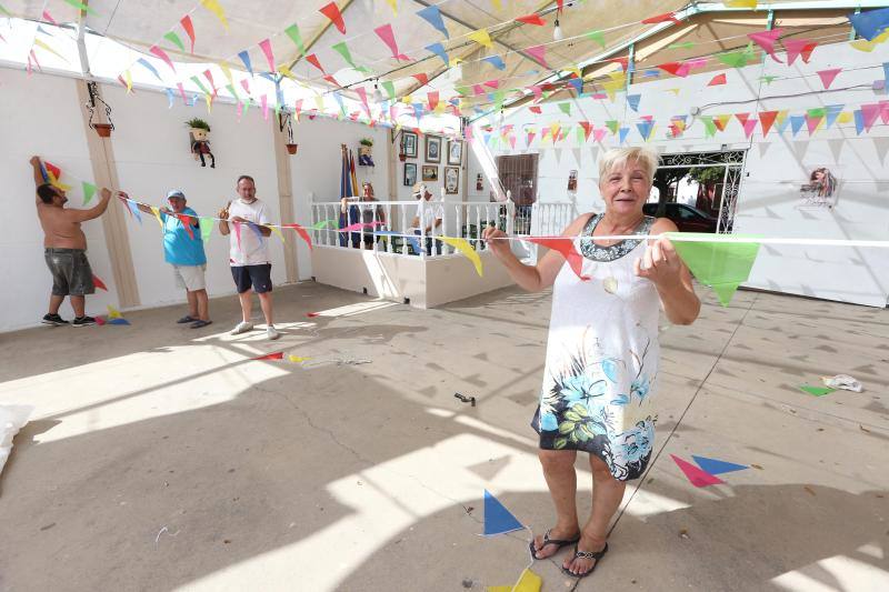 Feriantes, operarios municipales y de contratas y peñistas llevan semanas afanados en poner a punto todos los elementos que conforman esa ciudad efímera que es el Real de Cortijo de Torres.
