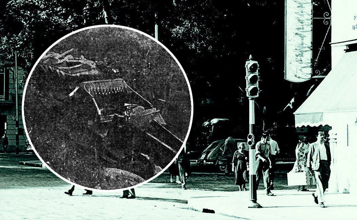 Primer semáforo instalado en Málaga el 8 de abril de 1959 y en el círculo, coche accidentado en la carretera de Colmena.