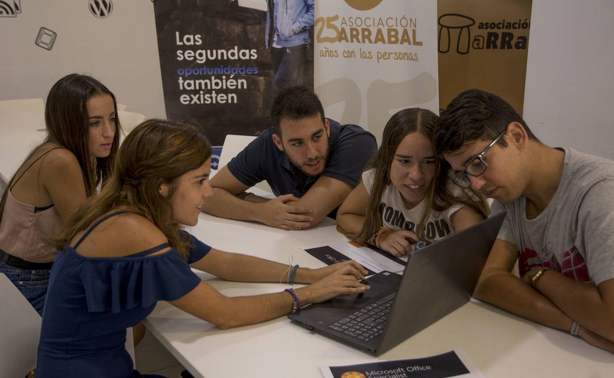 Estefanía León en la sede de Arrabal enseñando a sus alumnos del curso Microsoft Office Specialist. 