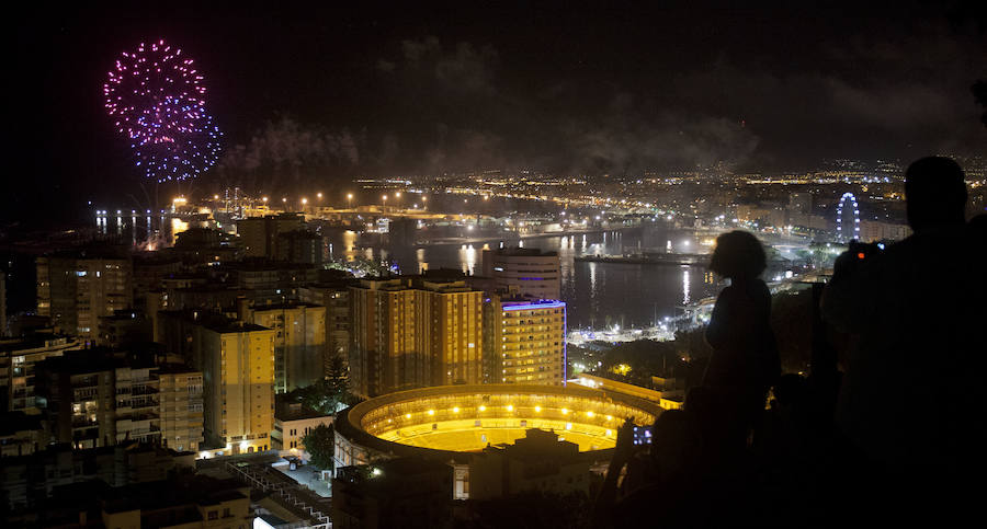 Tras el pregón, los espectáculos pirotécnicos toman la noche. Toneladas de pólvora y música