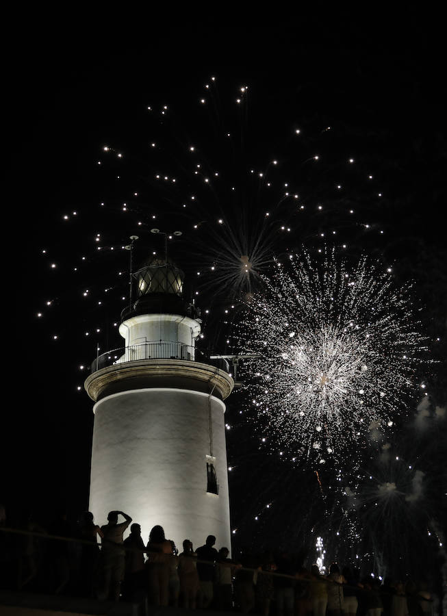 Tras el pregón, los espectáculos pirotécnicos toman la noche. Toneladas de pólvora y música
