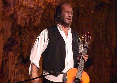 Imagen secundaria 1 - El barítono Carlos Álvarez (arriba), el guitarrista Paco de Lucía (abajo izquierda) y Antonio 'el bailarín' (abajo derecha) actuaron en el interior de la Cueva de Nerja. 