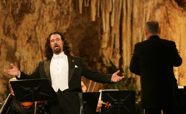 Imagen principal - El barítono Carlos Álvarez (arriba), el guitarrista Paco de Lucía (abajo izquierda) y Antonio 'el bailarín' (abajo derecha) actuaron en el interior de la Cueva de Nerja. 