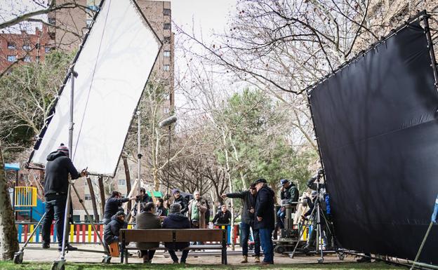 El director de la película da indicaciones a un actor del reparto durante el rodaje en Madrid.