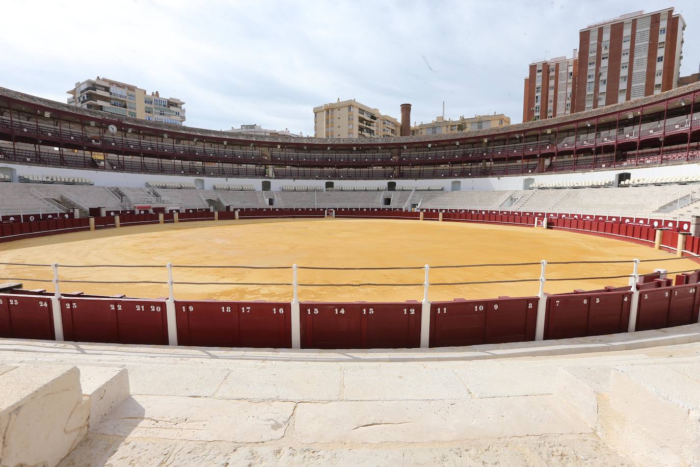 Los malagueños podrán contemplar y disfrutar desde este miércoles la nueva imagen de la plaza de toros de La Malagueta tras el proceso de rehabilitación al que ha sido sometida en el último año por la propietaria de la plaza de toros de la capital, la Diputación de Málaga, y donde se han invertido cinco millones de euros. Una operación diseñada por los arquitectos Manuel Rodríguez, Borja Peñalosa y Rafael Salas 