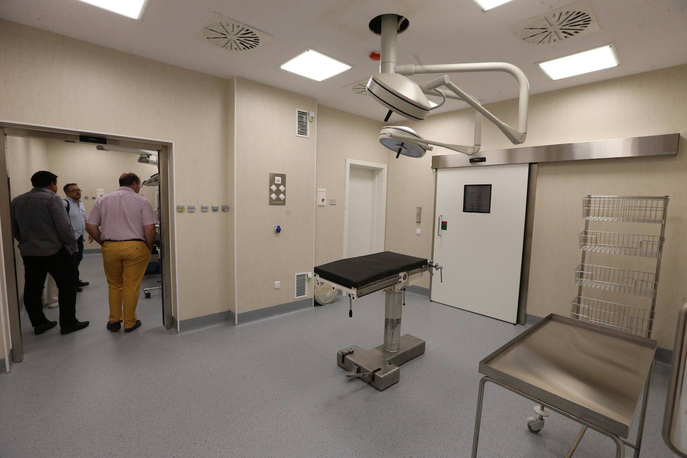 Los malagueños podrán contemplar y disfrutar desde este miércoles la nueva imagen de la plaza de toros de La Malagueta tras el proceso de rehabilitación al que ha sido sometida en el último año por la propietaria de la plaza de toros de la capital, la Diputación de Málaga, y donde se han invertido cinco millones de euros. Una operación diseñada por los arquitectos Manuel Rodríguez, Borja Peñalosa y Rafael Salas 