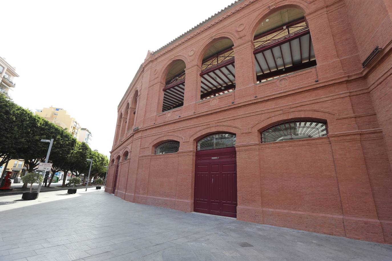 Los malagueños podrán contemplar y disfrutar desde este miércoles la nueva imagen de la plaza de toros de La Malagueta tras el proceso de rehabilitación al que ha sido sometida en el último año por la propietaria de la plaza de toros de la capital, la Diputación de Málaga, y donde se han invertido cinco millones de euros. Una operación diseñada por los arquitectos Manuel Rodríguez, Borja Peñalosa y Rafael Salas 