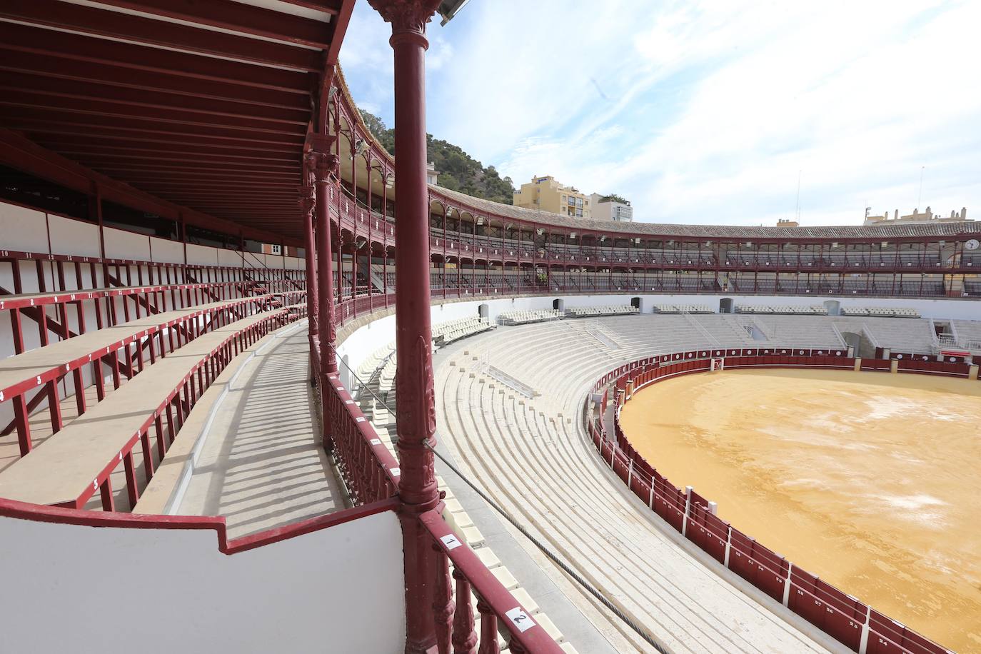 Los malagueños podrán contemplar y disfrutar desde este miércoles la nueva imagen de la plaza de toros de La Malagueta tras el proceso de rehabilitación al que ha sido sometida en el último año por la propietaria de la plaza de toros de la capital, la Diputación de Málaga, y donde se han invertido cinco millones de euros. Una operación diseñada por los arquitectos Manuel Rodríguez, Borja Peñalosa y Rafael Salas 