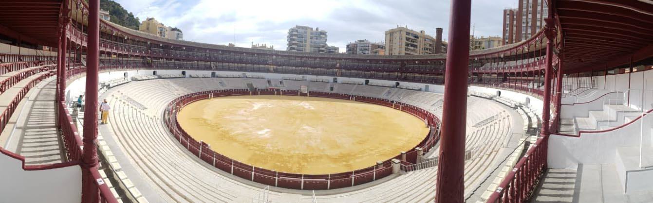 Los malagueños podrán contemplar y disfrutar desde este miércoles la nueva imagen de la plaza de toros de La Malagueta tras el proceso de rehabilitación al que ha sido sometida en el último año por la propietaria de la plaza de toros de la capital, la Diputación de Málaga, y donde se han invertido cinco millones de euros. Una operación diseñada por los arquitectos Manuel Rodríguez, Borja Peñalosa y Rafael Salas 