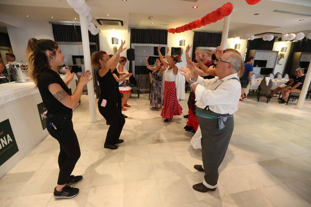 Las mejores imágenes de la jornada del jueves 15 de la Feria de Málaga. Ambiente de la caseta de SUR