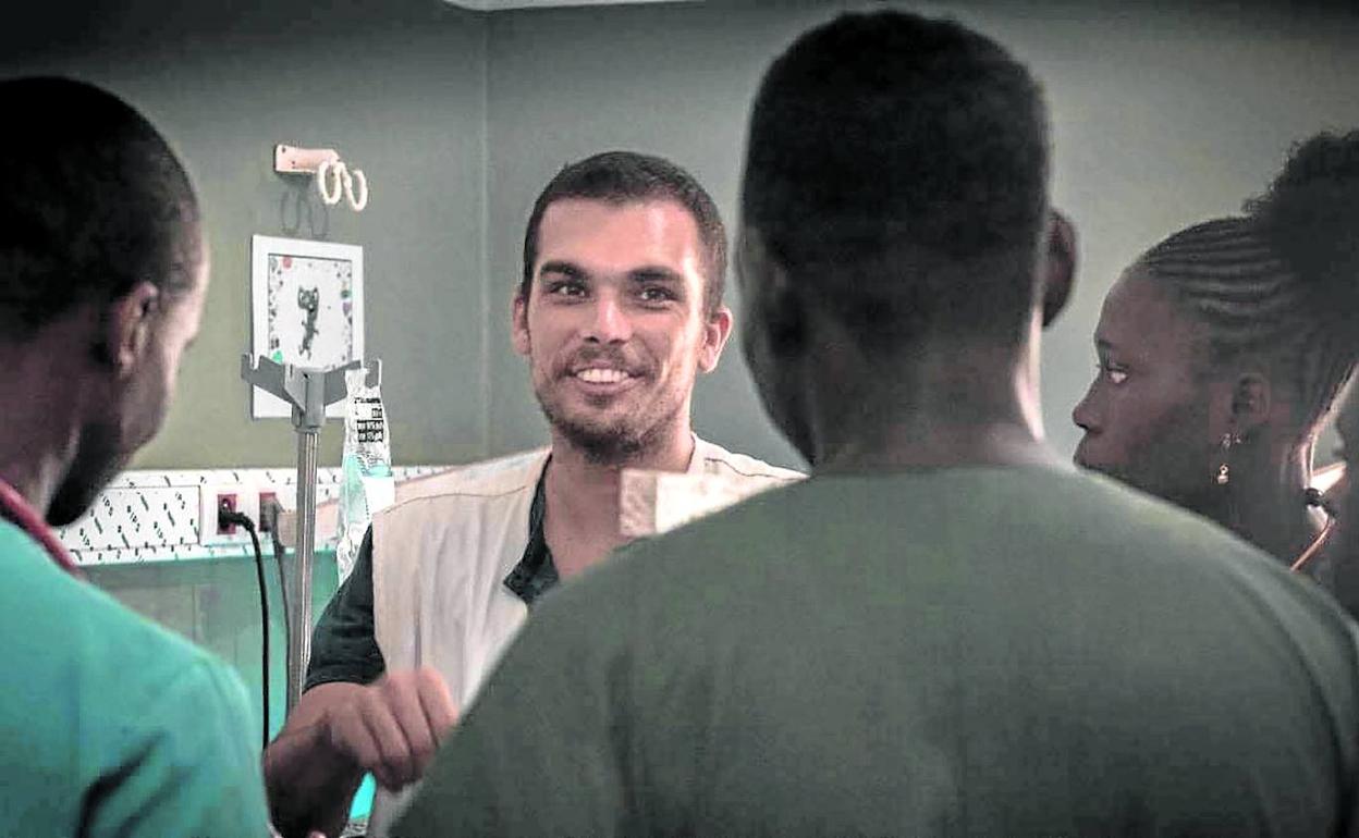 De crisis en crisis. El pediatra argentino, con sus colaboradores en África, donde también trabajó con refugiados. 