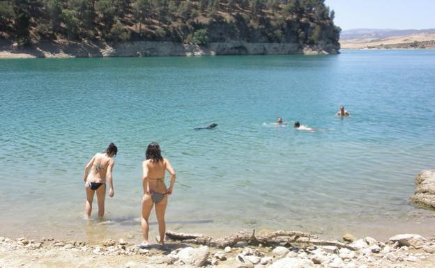 Bañistas en el pantano de El Chorro