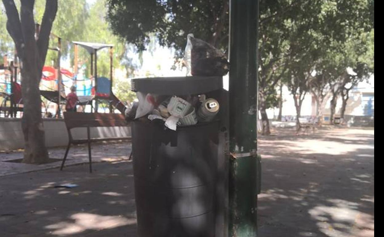 Papelera desbordada.