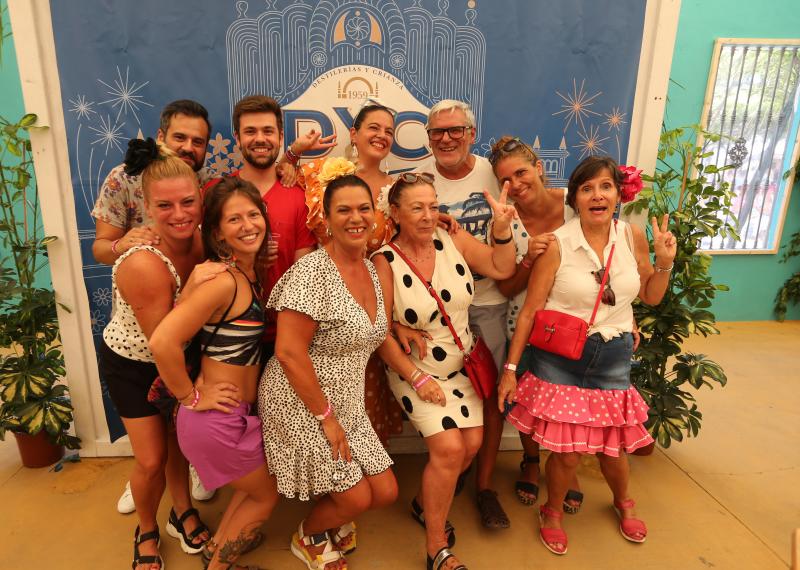 Las mejores imágenes de la jornada del viernes 16 de la Feria de Málaga. Ambiente de la primera noche en el Real