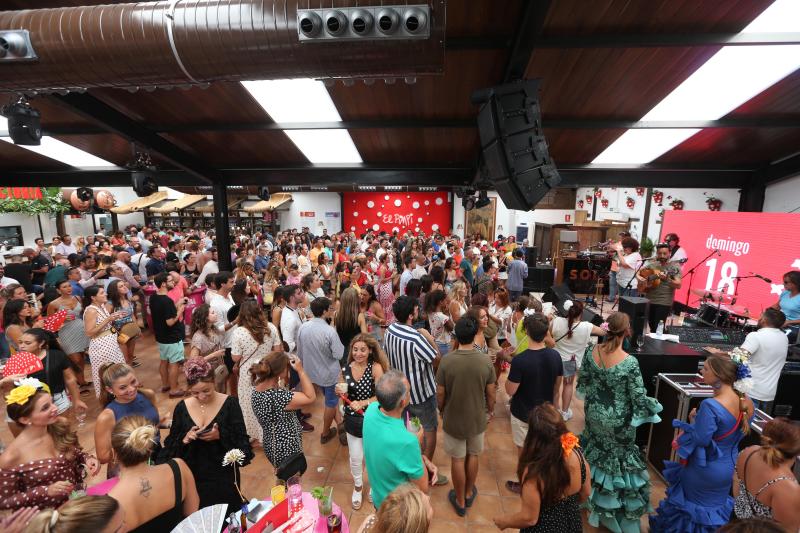 Las mejores imágenes de la jornada del viernes 16 de la Feria de Málaga. Ambiente de la primera noche en el Real