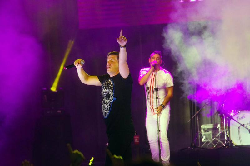 El dúo gaditano presentan su nuevo trabajo 'Para que bailes conmigo' en el Auditorio de Málaga. El humorista Justo Gómez puso la nota de humor a la noche.