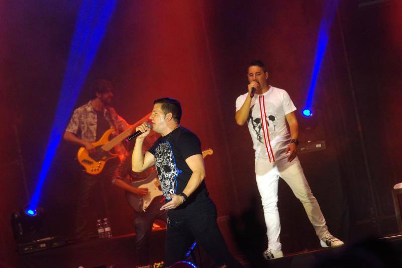 El dúo gaditano presentan su nuevo trabajo 'Para que bailes conmigo' en el Auditorio de Málaga. El humorista Justo Gómez puso la nota de humor a la noche.
