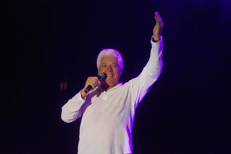 El dúo gaditano presentan su nuevo trabajo 'Para que bailes conmigo' en el Auditorio de Málaga. El humorista Justo Gómez puso la nota de humor a la noche.