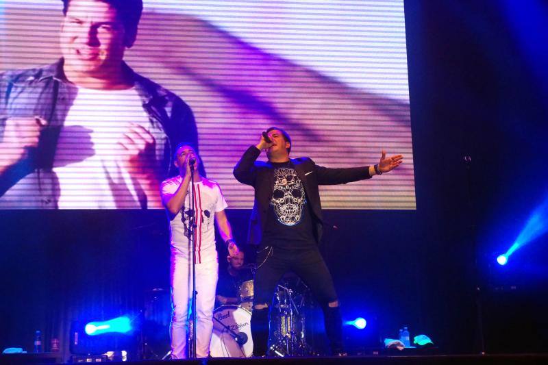 El dúo gaditano presentan su nuevo trabajo 'Para que bailes conmigo' en el Auditorio de Málaga. El humorista Justo Gómez puso la nota de humor a la noche.
