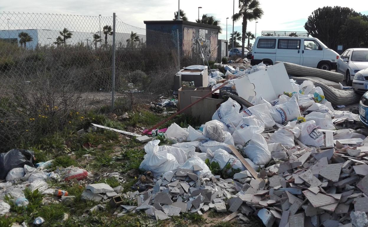 Vertedero ilegal en San Julián, donde fue localizado el individuo depositando escombros. 