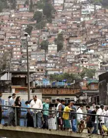 Imagen secundaria 2 - Arriba, soldados brasileños patrullando por Rocinha. Abajo, a la derecha, vista de la favela. A la izquierda, un niño jugando al balón. 