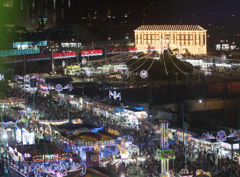 Cortijo de Torres vive cada noche una fiesta continua en el que la tradición se une con los ritmos más modernos y donde las atracciones hacen las delicias de grandes y pequeños.
