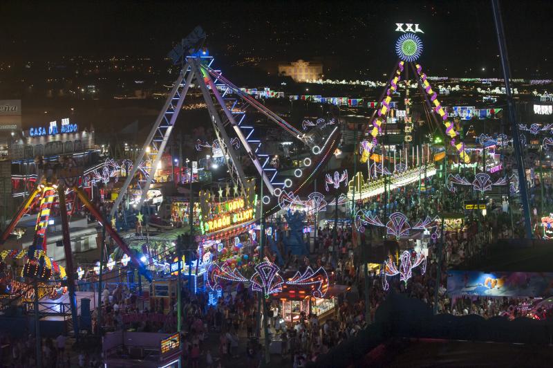 Cortijo de Torres vive cada noche una fiesta continua en el que la tradición se une con los ritmos más modernos y donde las atracciones hacen las delicias de grandes y pequeños.