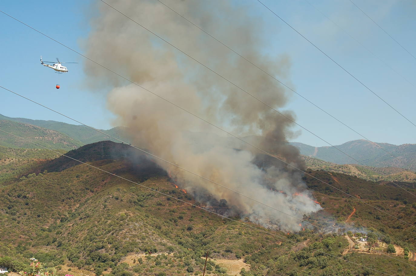 El fuego se originó en el paraje de Peñas Blancas. 