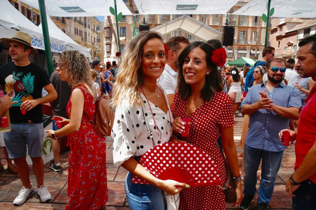 Malagueños y visitantes se han lanzado hoy a la calle para disfrutar el día festivo en la Feria.