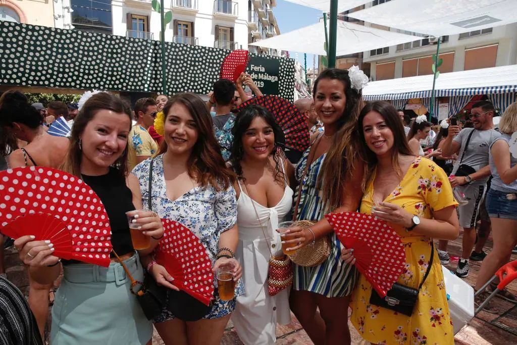 Malagueños y visitantes se han lanzado hoy a la calle para disfrutar el día festivo en la Feria.