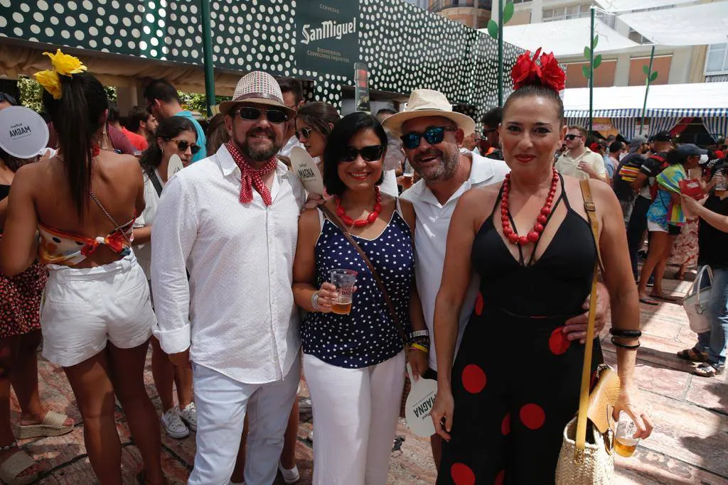 Malagueños y visitantes se han lanzado hoy a la calle para disfrutar el día festivo en la Feria.